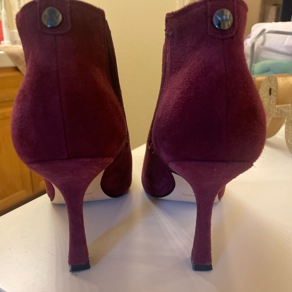 NINE WEST Women's Sofia Ankle Bootie. Burgandy. Size 7. Heel height appx 3.5inch - Picture 13 of 16